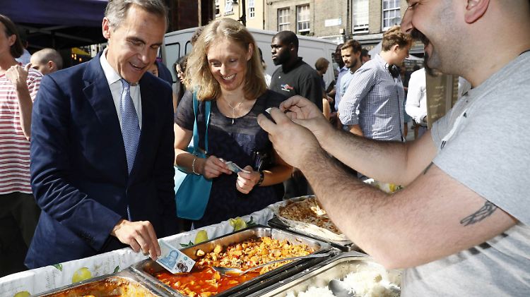 Großbritanniens Zentralbankchef Mark Carney benutzt sein abwaschbares Geld sogar zum Essen. 