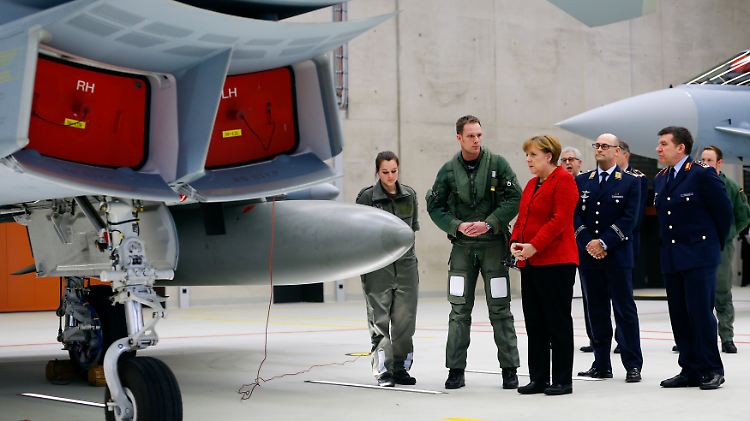 Kanzlerin Angela Merkel begutachtet Eurofighter, von denen Berichten zufolge derzeit nur jeder dritte einsatzbereit ist. Geht es nach der Nato, gibt Deutschland wie die meisten EU-Staaten zu wenig für Verteidigung aus.