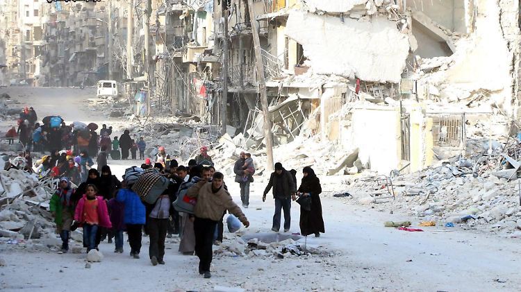 Mehrere Familien flüchten aus ihren Wohnungen in Ost-Aleppo.
