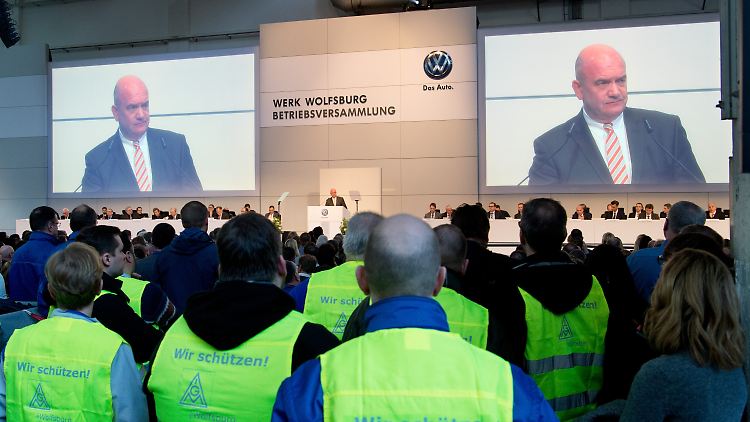 VW-Betriebsratschef Bernd Osterloh spricht zu den Beschäftigten.