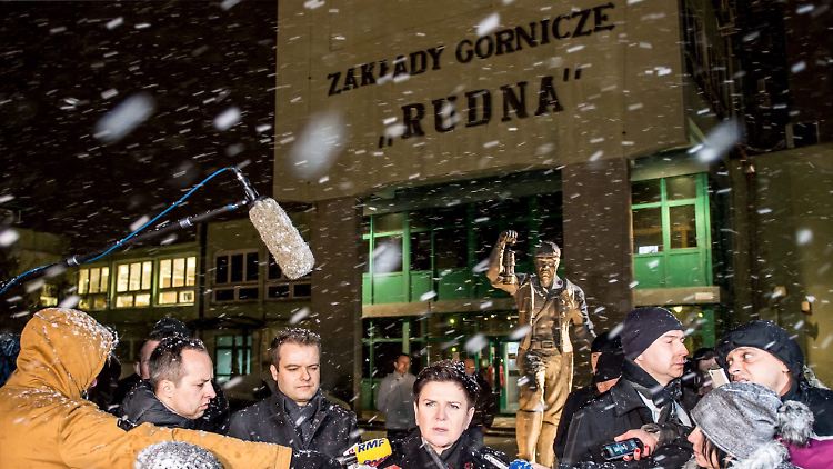 Die polnische Ministerpräsidentin Szydlo reiste zur Unglücksstelle.