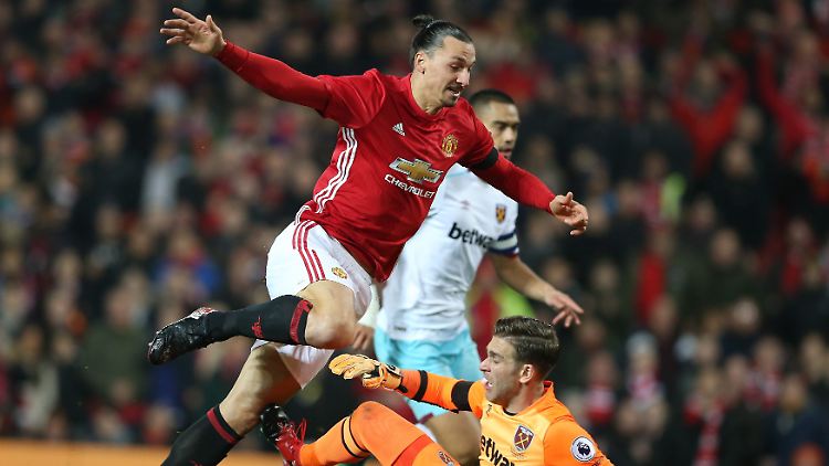 Manchesters Ibrahimovic stolpert über West Hams Keeper Adrian.