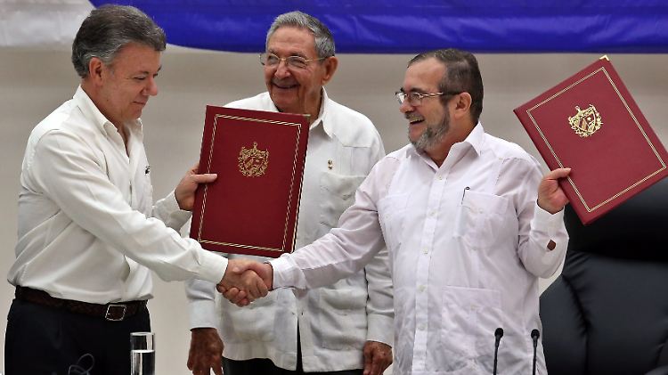 Kolumbiens Präsident Santos, Kubas Präsident Castro und Farc-Führer Timochenko feiern die Unterzeichnung des Friedensabkommens.