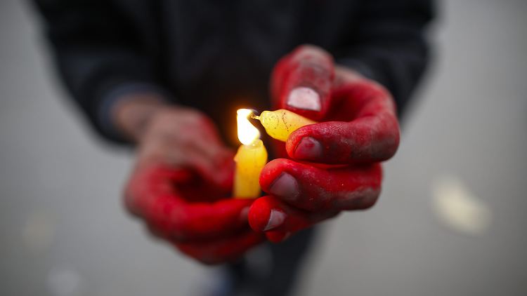 Ein Kind zündet in einem Heim für HIV-infizierte Jugendliche in Nepal am Welt-Aids-Tag eine Kerze an.