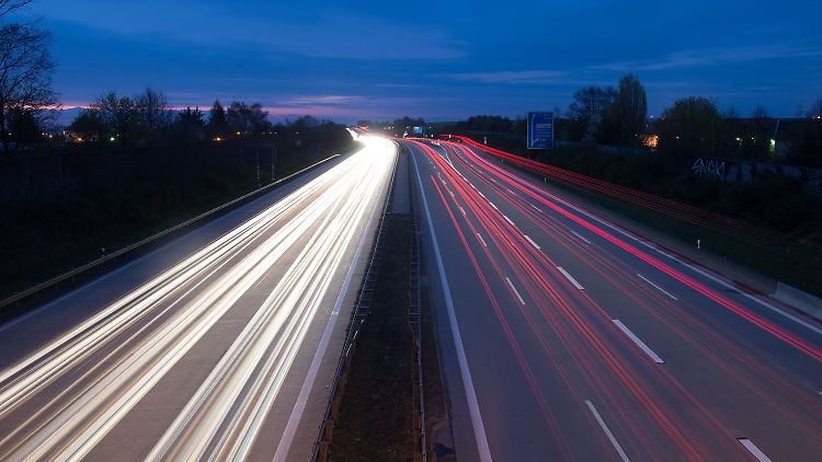Bis zuletzt war zwischen Bund und Ländern die Zukunft der Autobahnen umstritten: Fest steht nun, dass sie nicht verkauft werden dürfen.