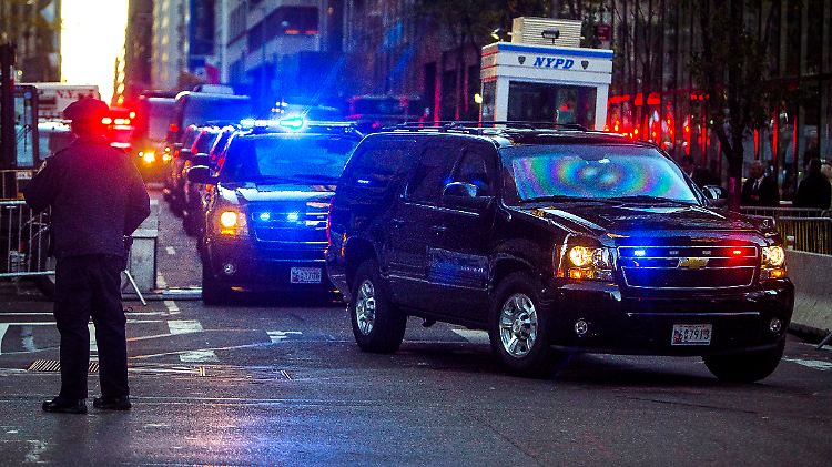 Mit einem Blaulicht-Konvoi hat sich Donald Trump heute morgen vom Trump Tower auf den Weg zum Flughafen und dann nach Indianapolis gemacht.