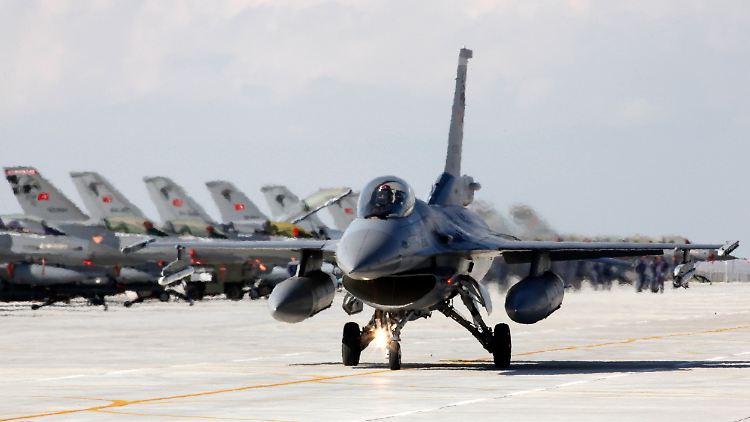 Türkische F-16 Kampfflieger vor dem Start zu einer Übung.