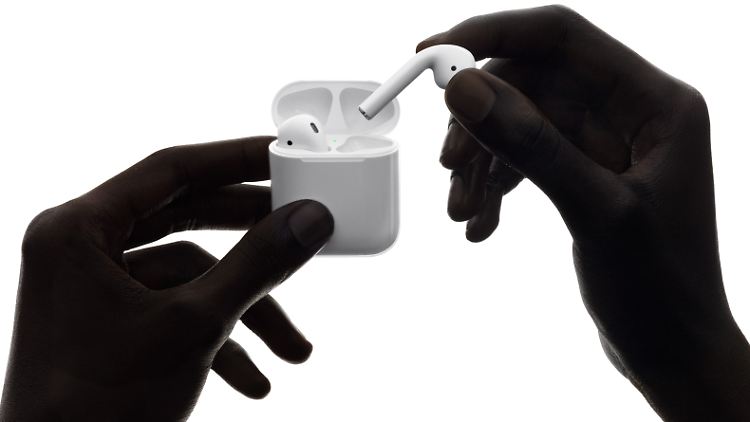 Die AirPods werden in einer Lade-Box verstaut.