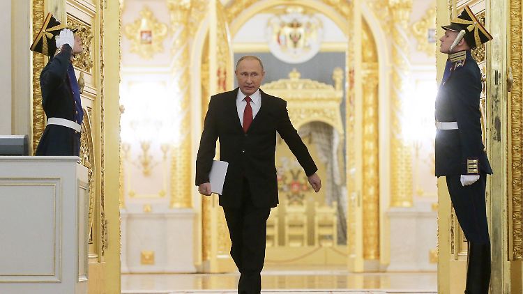 Es glänzt im Kreml, als Putin den Saal betritt.