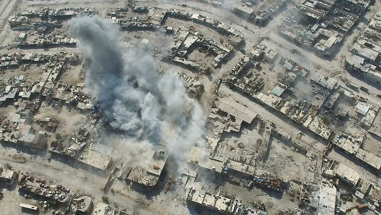 Bei Bombenangriffen Syriens und Russlands auf Teile Aleppos sterben immer wieder Zivilisten, darunter Kinder.