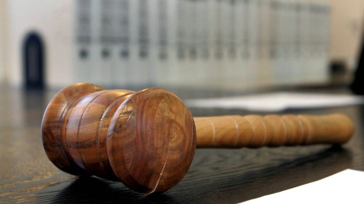 Wer beim Abrechnungsbetrug von  Pflegedienstleistungen mitwirkt, riskiert Leistungskürzungen.