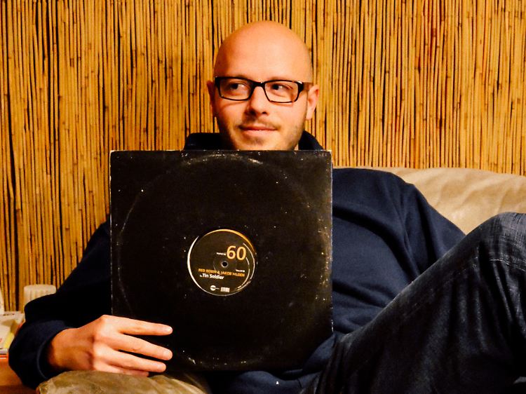 Jan-Michael Kühn ist in Berlin aufgewachsen, hat selbst jahrelang in Clubs aufgelegt und nebenher Soziologie studiert. Bereits 2010 beschäftigte er sich in seiner Diplomarbeit mit elektronischer Tanzmusik. 2016 verfasste er die Dissertation mit dem Titel "Die Wirtschaft der Techno-Szene: Arbeiten in einer subkulturellen Ökonomie".