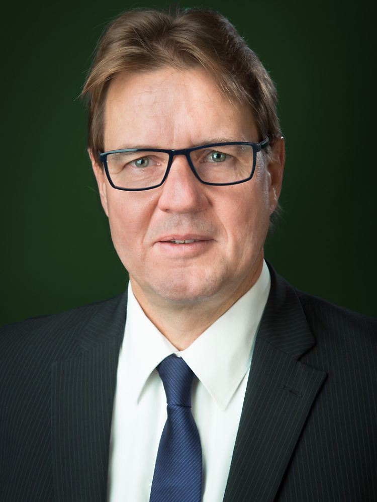 Dietmar Kälberer ist einer der bekanntesten Anlegerschutzanwälte in Deutschland. Aktuell vertritt er Anleger gegen große Banken wie die Commerzbank genauso wie VW-Aktionäre, die durch den Dieselskandal große Verluste erlitten haben.