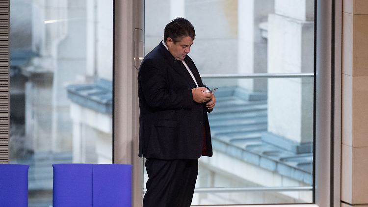 Gabriel vermutet, dass im Dezember Weihnachten wichtiger ist, als der SPD-Kanzlerkandidat.