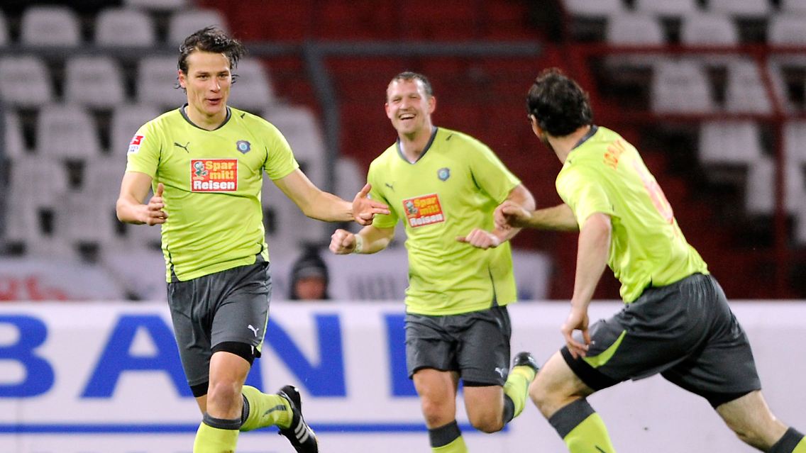 Für die Auer gab es viel Grund zum Jubeln: Marc Hensel, Enrico Kern und Kevon Schlitte (von links) freuen sich über das 1:0.