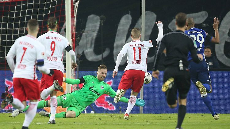 Nach 19 Sekunden sank Timo Werner zu Boden, obwohl ihn Schalke-Keeper Ralf Fährmann gar nicht berührte. Schiedsrichter Dankert belohnte die Schwalbe trotz guter Sicht auf die Szene mit einem Strafstoß, den Werner verwandelte.