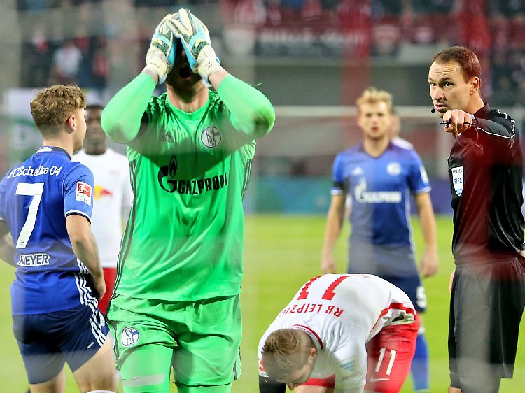 Schalkes Ralf Fährmann konnte es nicht fassen, dass es für Werners Aktion einen Elfmeter gab.