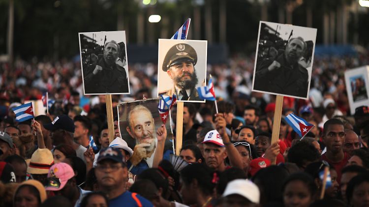 Zehntausende Kubaner versammelten sich in Santiago, um Castro die letzte Ehre zu erweisen.