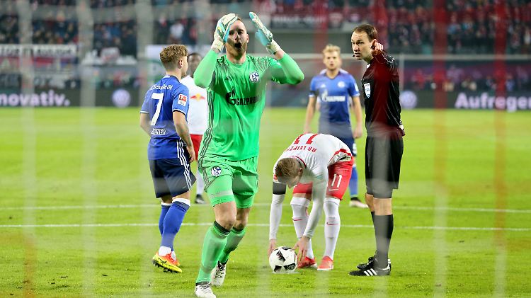 Kann die Entscheidung des Schiedsrichters nicht fassen: Schalke-Keeper Fährmann