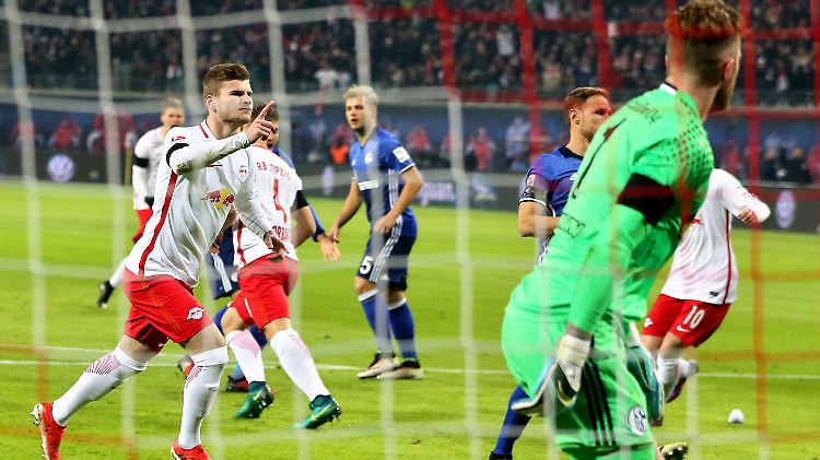 Noch jubelt Timo Werner (l.), nach dem Spiel zeigt er sich dann bedröppelt ob seiner Schwalbe.