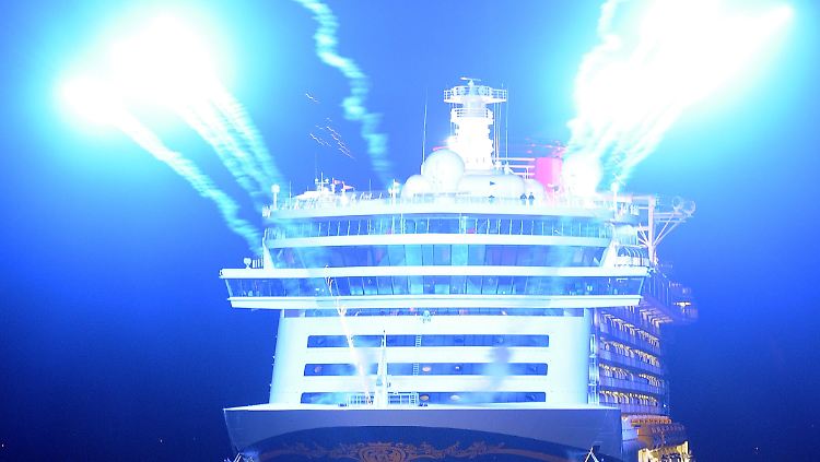 Mit einem Feuerwerk wird der Kreuzfahrtriese verabschiedet.