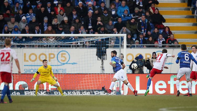 Der Ball war immer hart umkämpft - und lag am Ende zweimal im Darmstädter Tor. In dieser Szene allerdings nicht.