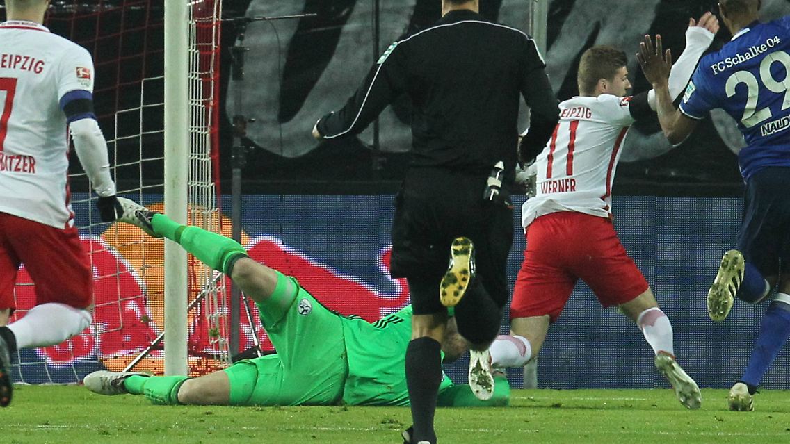 "Das ist zum Kotzen, direkt am Anfang so ein Bein gestellt zu bekommen. Ich muss aufpassen, dass ich morgen keinen Herpes habe, wenn ich aufwache." (Schalke-Keeper Ralf Fährmann, leicht erbost angesichts der Schwalbe von Leipzigs Timo Werner)