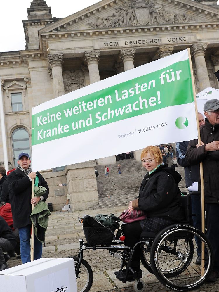 Während der Abstimmung des Bundestages zur Gesundheitsreform protestiert die Deutsche Reuma-Liga vor dem Parlamentsgebäude.