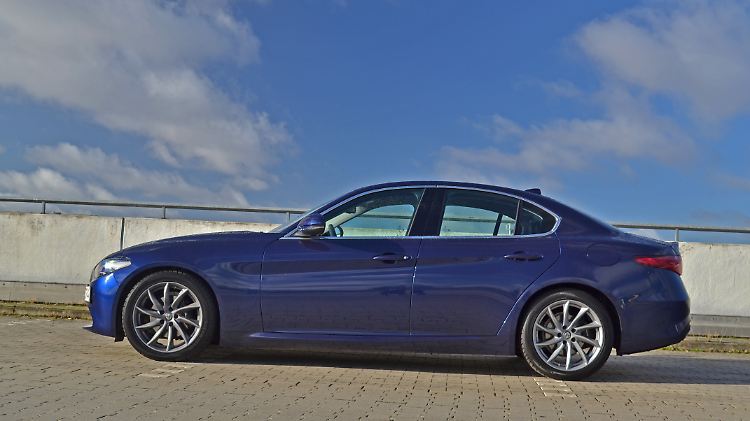 Die Silhouette der Alfa Romeo Giulia deutet bereits darauf hin, dass sich das Platzangebot für hochgewachsene Menschen in der zweiten Reihe in Grenzen hält.