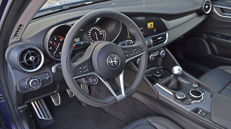 Das Cockpit der Giulia verzichtet auf eine Knopfflut, aber auch auf Ablageflächen.