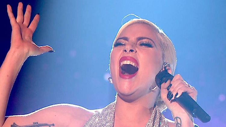 Beim Auftritt von Lady Gaga sollen alle gut zuhören - aber sie rätseln lieber über das Gesicht der Sängerin.