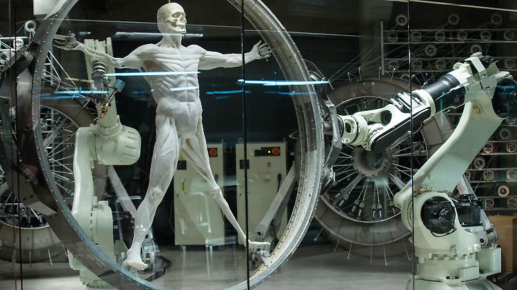 Im Vergnügungspark "Westworld" morden und vergewaltigen die Besucher.