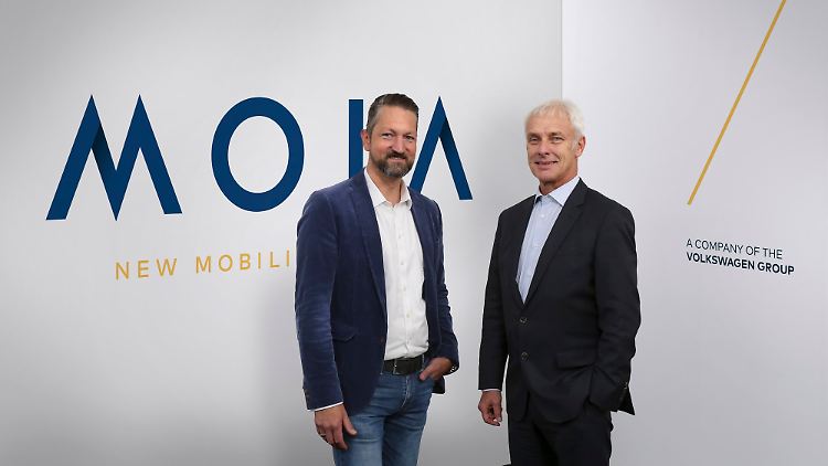 Neue Mobilität präsentiert sogar der deutsche Konzernchef Müller (r.) ohne Krawatte - hier mit Moia-Manager Harms.
