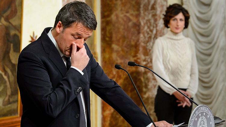 Renzi bei einem Presseauftritt nach seiner Niederlage mit Lebensgefährtin Agnese Landini