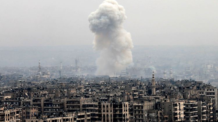 Die Regierungstruppen rücken in Aleppo weiter vor - unterstützt von Luftangriffen auf den Ostteil der Stadt.