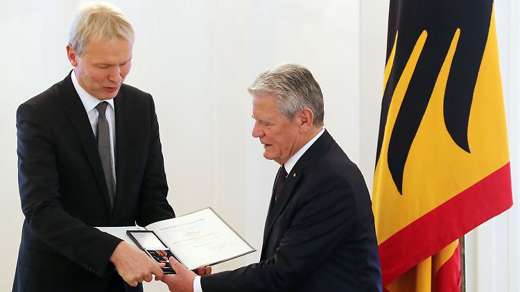 Ulrich Wessel (l.) erhält den Orden von Joachim Gauck.