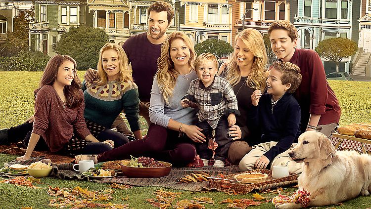 Bei "Fuller House" ist Candace Camerons Figur DJ Tanner (4.v.l.) das Familienoberhaupt..