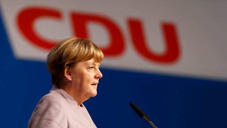 Merkel testet vor dem CDU-Parteitag in Essen schon mal das Mikrofon.