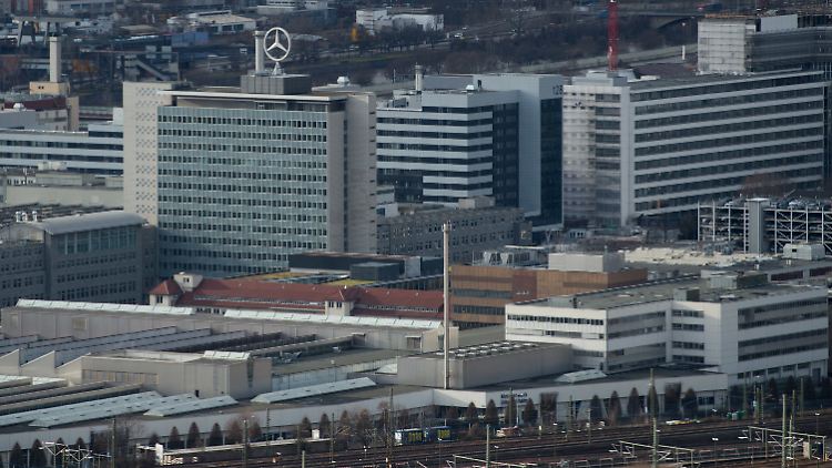 "Bevor man in Kamenz neue Produktion aufbaut ...": Blick über die Werksanlagen in Untertürkheim und die Daimler-Konzernzentrale.
