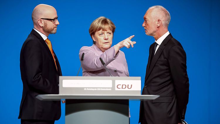 Generalsekretär Peter Tauber (l) und Bundesgeschäftsführer Klaus Schüler rahmen Chefin Angela Merkel.