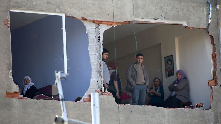 Anwohner in den Ruinen ihres zerstörten Hauses in Diyarbakir: Die türkische Regierung machte für das Bombenattentat am 4. November die PKK verantwortlich - bekannt hat sich allerdings der IS.