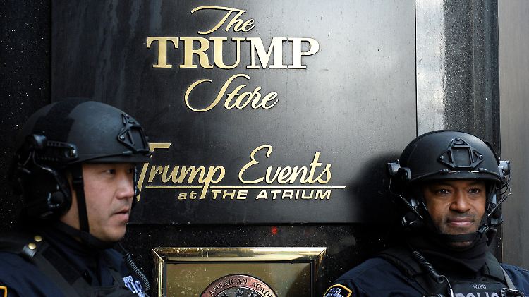 Schwerbewaffnete Polizisten bewachen den Trump Tower rund um die Uhr.