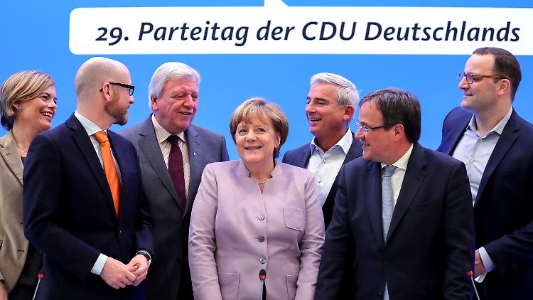 Hier noch in der zweiten Reihe: Klöckner, Bouffier und ganz rechts Spahn auf dem CDU-Parteitag 2016.