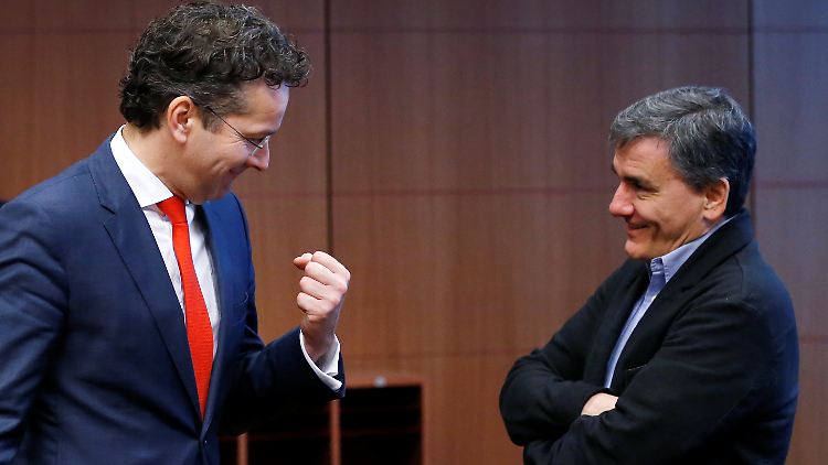 Eurogruppenchef Jeroen Dijsselbloem (l.) hat eine schriftliche Erklärung von Griechenlands Finanzminister Euclid Tsakalotos erhalten.