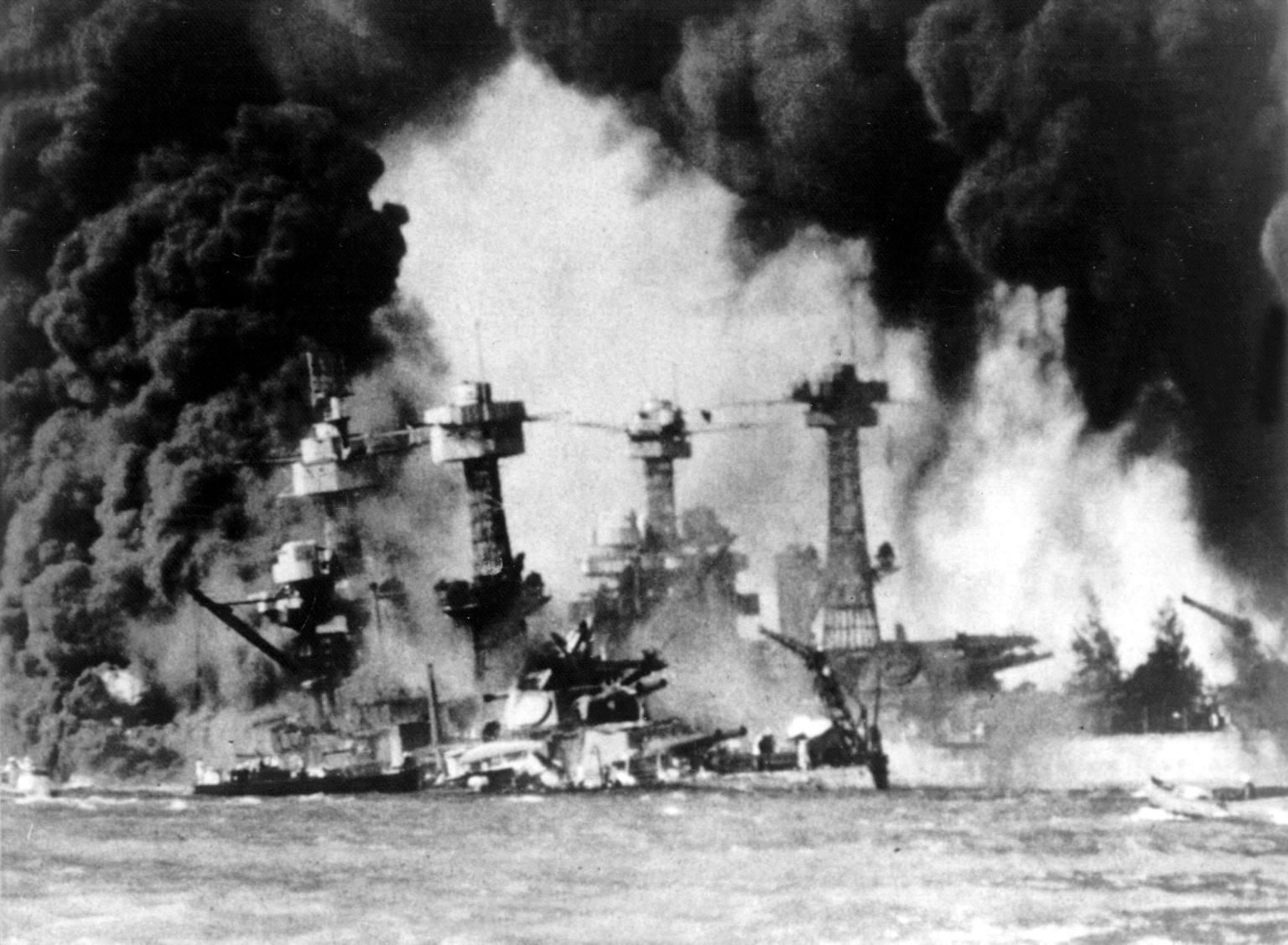 Es ist der 7. Dezember 1941 - ein Sonntag: Seit mehr als zwei Jahren tobt der Zweite Weltkrieg. An diesem Tag greift die japanische Luftwaffe die US-amerikanische Pazifikflotte an, die in Pearl Harbor in Hawaii vor Anker liegt. 