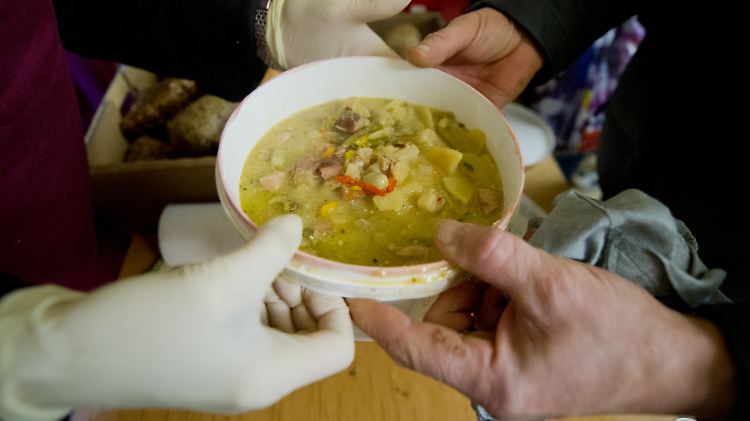 Viele Menschen in Deutschland sind so arm, dass sie Angebote wie die Suppenküche oder die Tafel in Anspruch nehmen müssen.