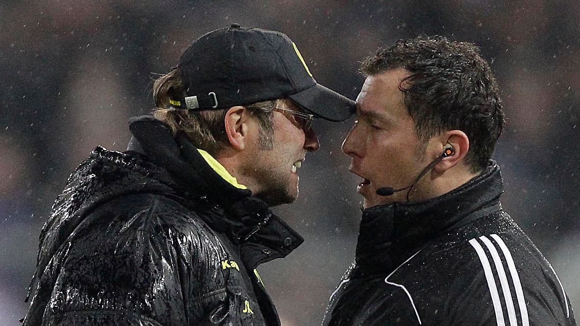 Klopp in seinem Zweitjob als Drill-Sergeant. Dumm nur, dass sich Stefan Trautmann davon nicht beeindrucken lässt.