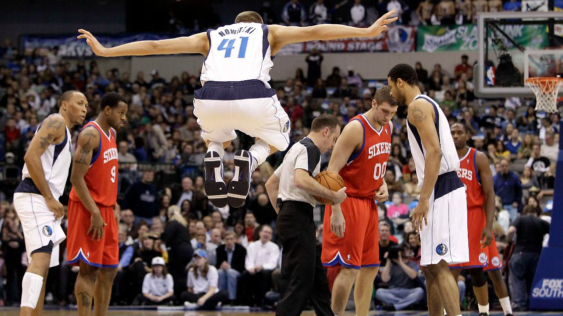 Der Knöchel hält: Nowitzki fliegt sich warm.