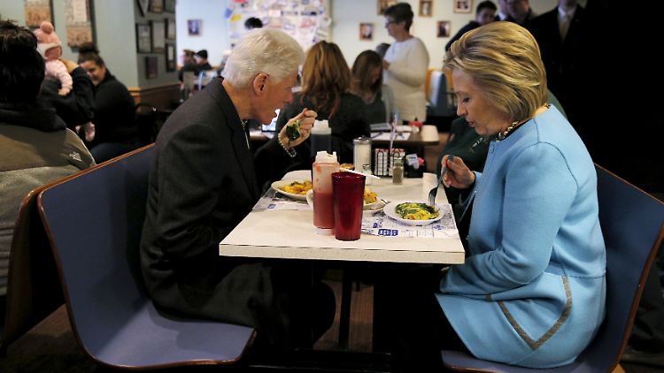 Damals noch voller Hoffnung: Hillary und Bill Clinton beim Frühstück im Februar dieses Jahres.