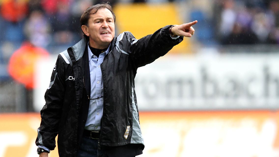 Der erfahrene Ewald Lienen soll der Arminia den Weg aus dem Keller weisen.